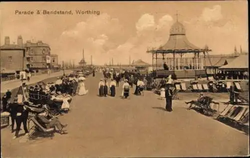 Ak Worthing West Sussex England, Parade, Bandstand, Menschenmenge, historische Architektur, St...