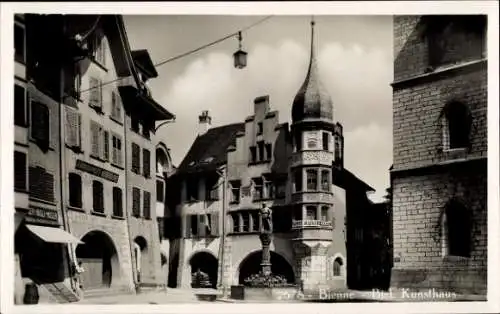 Ak Biel Bienne Kt. Bern, Kunsthaus, historische Gebäude mit Turm, Brunnen, strahlender Himmel