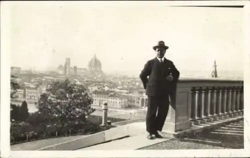 Ak Firenze Florenz Toscana, Mann in Anzug und Hut, Aussicht auf  Dom von Florenz sichtbar