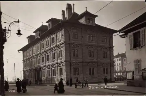 Ak Zürich Stadt Schweiz, Rathaus, architektonische Details, historische Szenerie, Menschen auf...