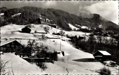 Ak Reuti Hasliberg Kanton Bern Schweiz, Schneebedeckte Hügel, Häuser, Wald, Berge im Hintergrund