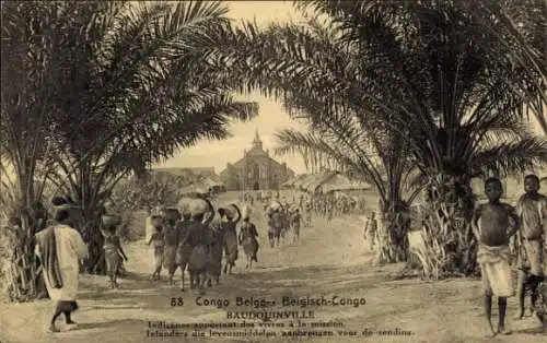 Ganzsachen Ak Baudouinville DR Kongo Zaire, Indigenes apportant des vivres a la mission, eglise