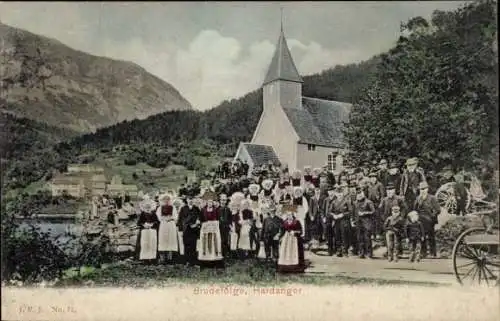 Ak Hardanger Norwegen, Hochzeitsgesellschaft, Kirche, Natur, Berge, historische Trachten