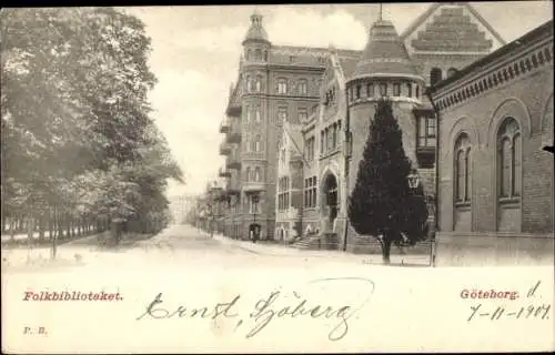Ak Göteborg Schweden, Folkbiblioteket, historische Architektur, Straße mit Bäumen, Postkartenm...