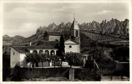 Ak Barcelona Katalonien Spanien, Klostergebäude, Berge im Hintergrund, Bäume, foto