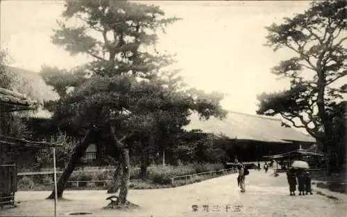Ak Kyoto Präfektur Kyoto Japan, Historische Ansicht mit Bäumen und Gebäuden, Personen mit Regensc