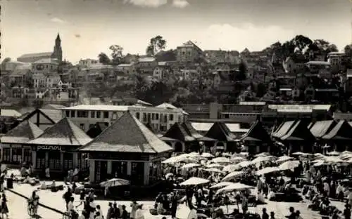 Ak Fianarantsoa Madagaskar, Stadtansicht mit Markthallen, Menschenmenge, Hütten