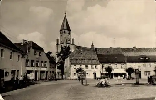 Ak Wittichenau in der Oberlausitz, Marktplatz, Kirche, Geschäfte