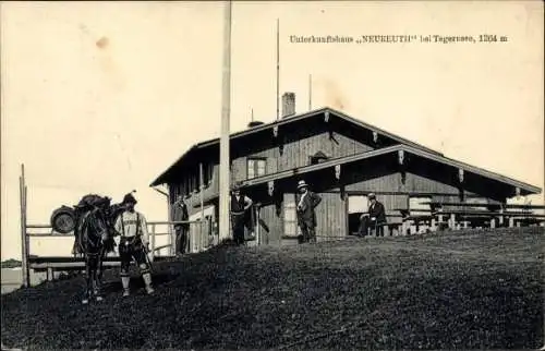 Ak Tegernsee in Oberbayern, Unterkunftshaus Neureuth, Mann in Tracht mit Pferd