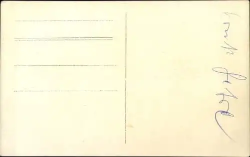 Foto Ak Junger Mann, Standportrait, Zigarette, Wohnhaus