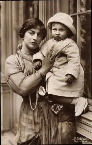 Ak Alexandra Viktoria von Schleswig-Holstein-Sonderburg-Glücksburg, Portrait mit Sohn