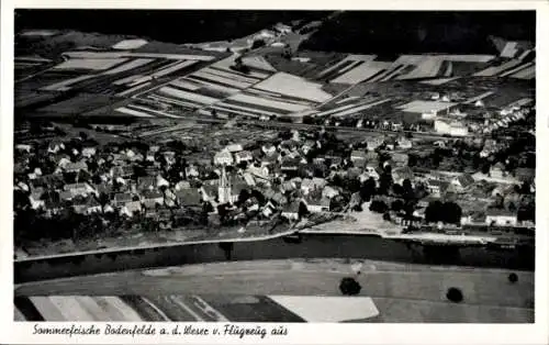 Ak Bodenfelde, Fliegeraufnahme, Blick auf den Ort, Feld