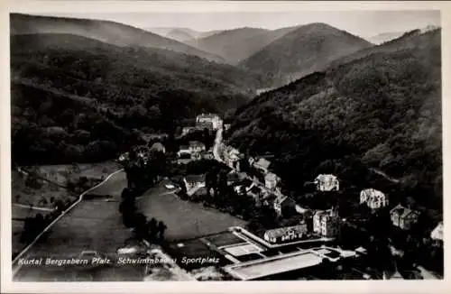Ak Bad Bergzabern an der Weinstraße Pfalz, Schwimmbad, Sportplatz, Fliegeraufnahme