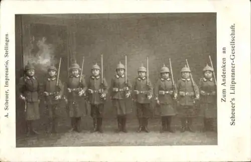 Ak Zum Andenken an Scheuer's Liliputaner Gesellschaft, Uniformen