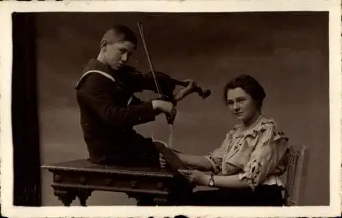 Foto Ak Junge mit Geige, Mutter mit Buch