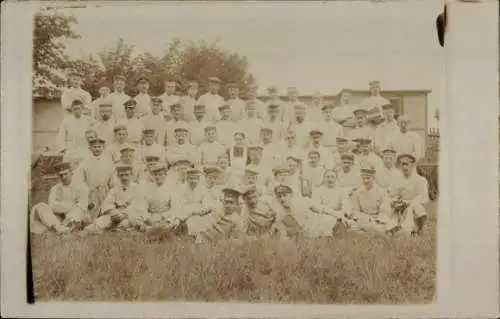 Foto Ak Deutsche Soldaten in Uniform, I WK, Gruppenbild, Krankenschwester