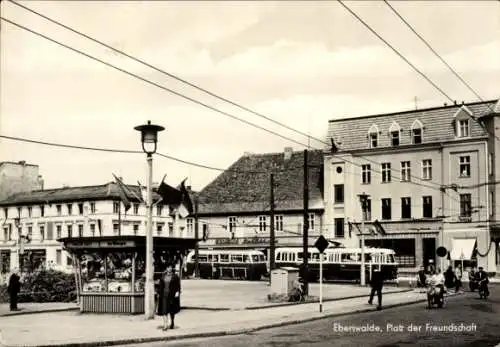 Ak Eberswalde in der Mark, Platz der Freundschaft, Straßenbahn, Kiosk