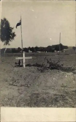 Foto Ak Soldatengrab am Kriegsschauplatz