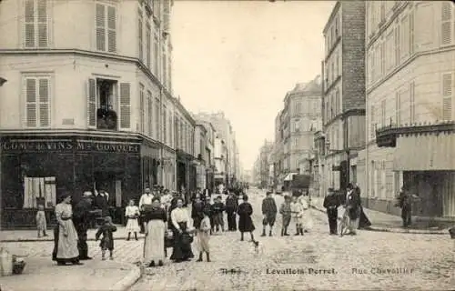 Ak Levallois Perret Hauts de Seine, Rue Chevallier, Passanten