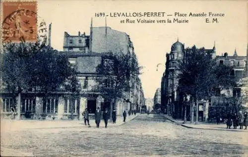 Ak Levallois Perret Hauts de Seine, Place Anatole France et Rue Voltaire vers la Mairie