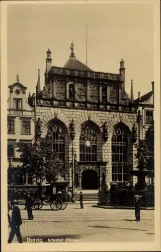 Ak Gdańsk Danzig, Artushof, historische Architektur, Stadtansicht, Personen, Pferdekutsche