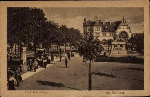 Ak Bad Harzburg am Harz, Bahnhof, Gebäude im Hintergrund, Personen auf der Straße, Bäume