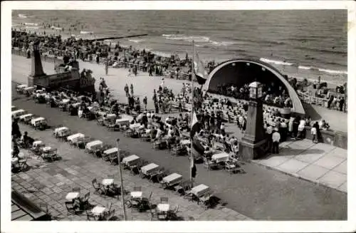 Ak Westerland auf Sylt, Promenade, viele Menschen, Musikkapelle, Meer, Sitzgelegenheiten