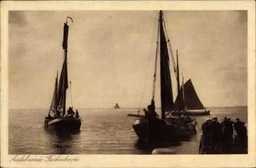 Ak Nordseebad Norderney Ostfriesland, Ausfahrende Sacherboote, Meer, Boote, Menschen auf dem H...