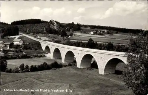 Ak Viechtach im Bayerischen Wald Niederbayern, Ostmarkstraßenbrücke mit Pfahl