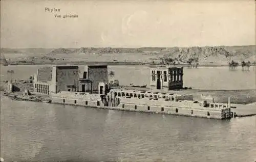 Ak Insel Philae Ägypten, Tempelgebäude am Wasser, Berglandschaft im Hintergrund, s Motiv