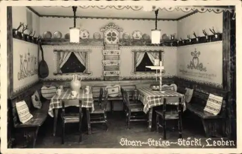 Ak Leoben Steiermark, Stoan-Steira-Stöckl, Innenansicht, rustikale Möbel, dekorative Wände