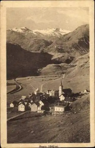 Ak Realp Uri Schweiz, Dorfansicht, Berge im Hintergrund, Kirche, alte Gebäude