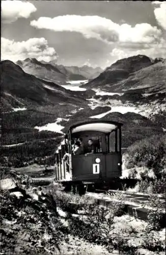 Ak Muottas Muragl Kanton Graubünden, Bergbahn, wunderschöne Berglandschaft, Fahrgäste im Wagen