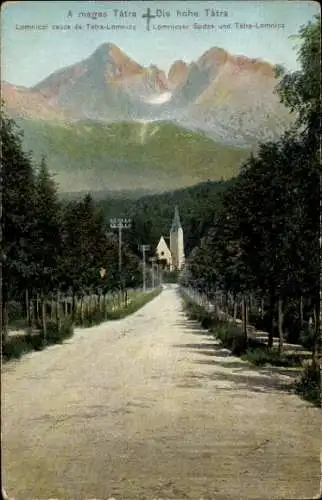 Ak Vysoké Tatry Hohe Tatra Slowakei, Landschaft mit Straße, Bäume, Gebäude, Bergkulisse