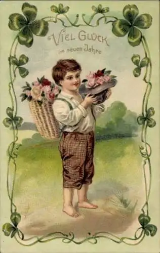 Präge Ak Fröhliches Neujahr, Junge mit Blumenkorb, Kleeblätter