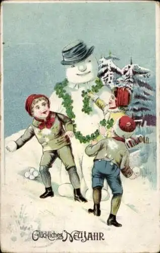 Ak Glückwunsch Neujahr, Kinder spielen am Schneemann