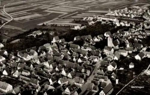 Ak Gärtringen in Württemberg, Luftaufnahme von  viele Dächer, Kirchturm sichtbar, Felder dahinter