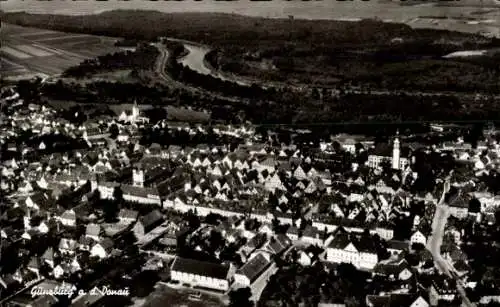 Ak Günzburg an der Donau Schwaben, Luftbild von Günzburg, Stadtansicht, Donau