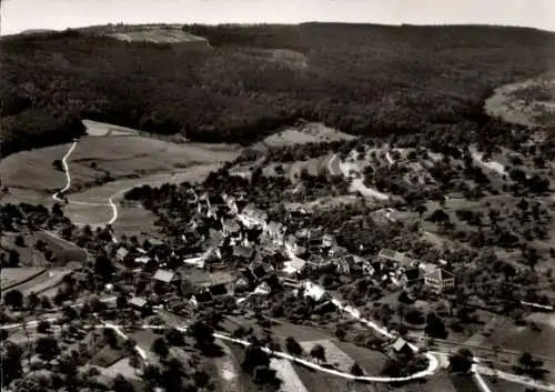 Ak Hößlinswart Berglen in Württemberg, Luftaufnahme eines Dorfes, weitläufige Landschaft,  Archit