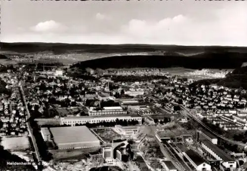 Ak Heidenheim an der Brenz Württemberg, Luftaufnahme der Stadt, Industriegebiete, grüne Landschaf