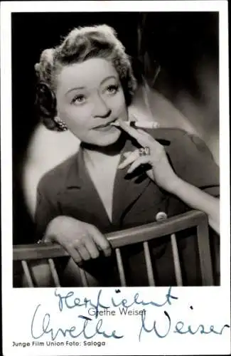 Ak Schauspielerin Grethe Weiser, Portrait, Zigarette, Tante Wanda aus Uganda, Autogramm