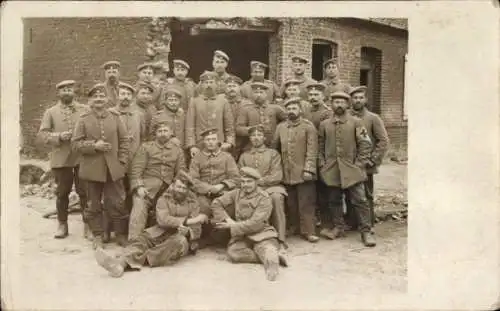 Foto Ak Deutsche Soldaten in Uniform, I WK, Gruppenbild