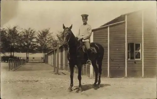 Foto Ak Deutscher Soldat in Uniform zu Pferd, Reiter