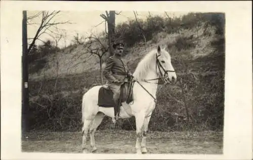 Foto Ak Deutscher Soldat in Uniform zu Pferd, Portrait, I WK