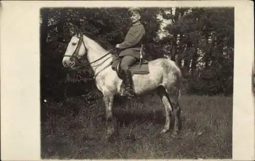 Foto Ak Deutscher Soldat in Uniform zu Pferd, Portrait