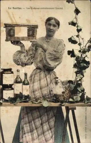 Ak Sarthe, Eine junge Frau mit einem Korb voller Geschenke, Tisch mit Weinflaschen, Huhn