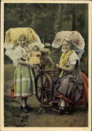Ak Spreewälderinnen am Spinnrad, Trachten, Puppe