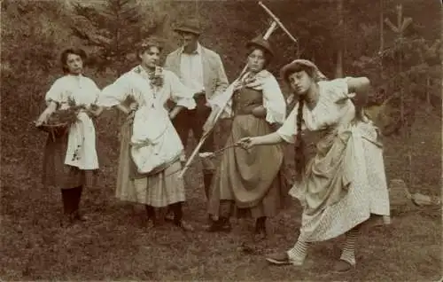 Ak Personengruppe im Wald, Frau hält Sense, Gruppenportrait