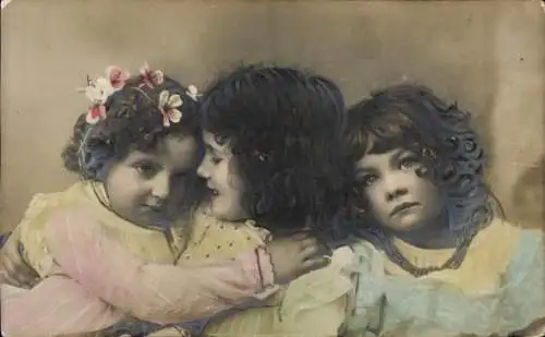 Präge Ak Drei Kinder, Porträt, Blumen