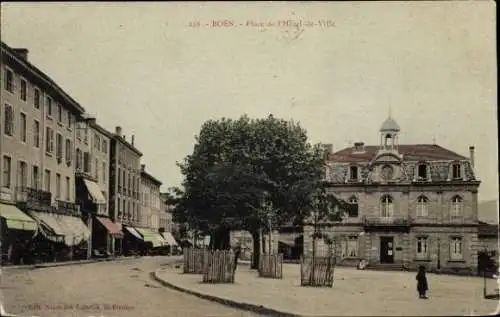 Ak Boën sur Lignon Loire, Vorderansicht eines Platzes mit Hotel, Bäume, Gebäude, Straßenansicht